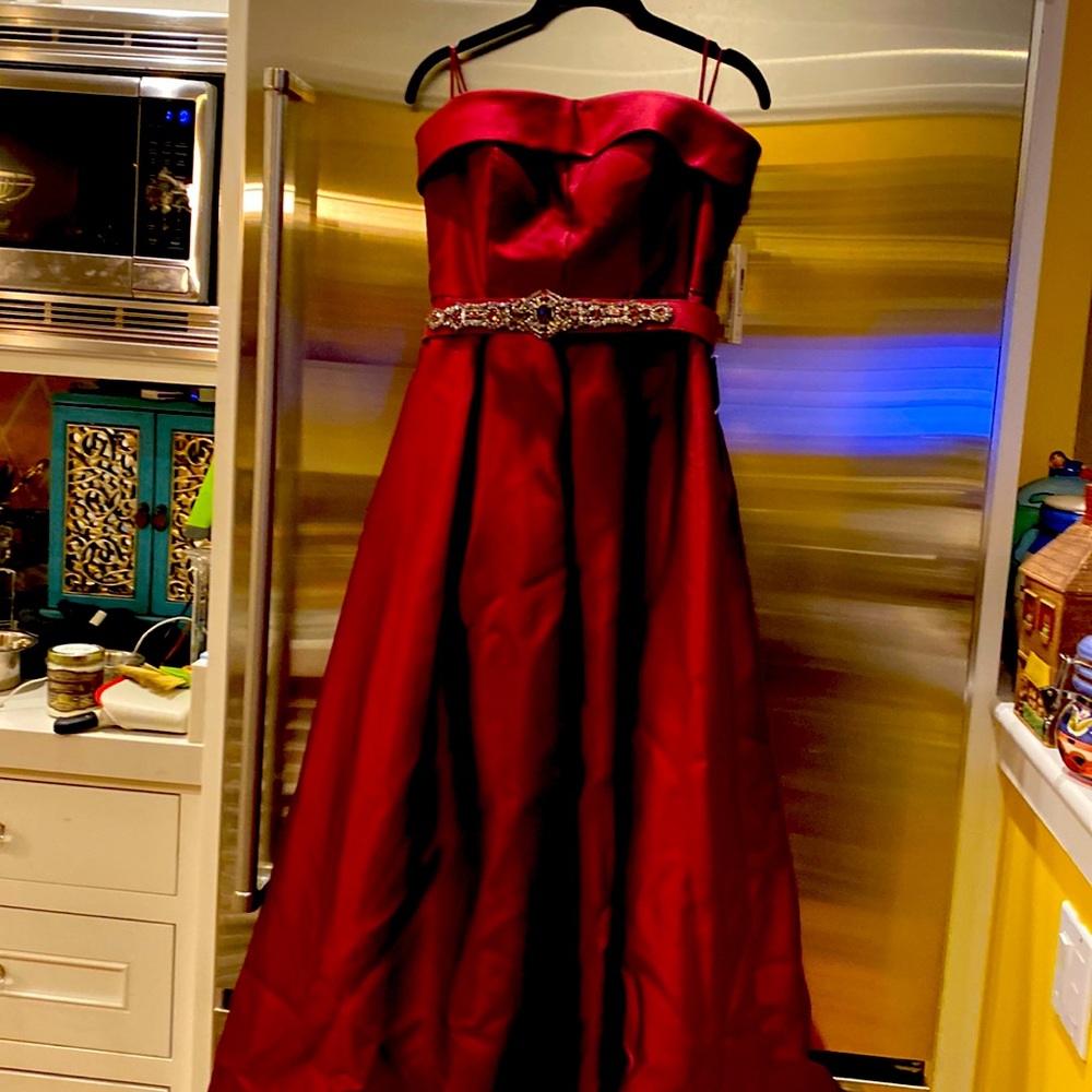 It’s a new dress…tags still on…purchased  at Nordstrom a year ago.